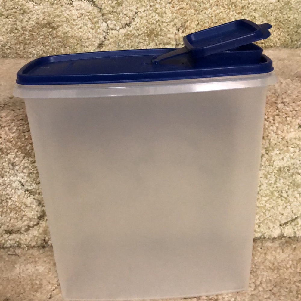 Tupperware-cereal container